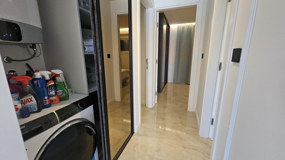 Predsieň so vstavanou skriňou a úžitkovou časťou