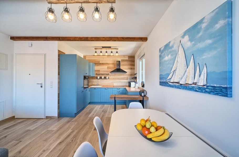 Otvorená kuchyňa s jedálenským kútom a moderným dizajnom