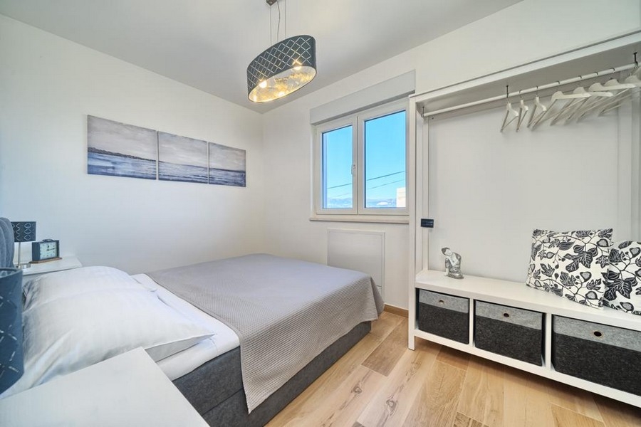 Spálňa s manželskou posteľou a šatníkovou skriňou