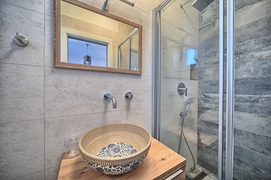 Kúpeľňa s umývadlom, zrkadlom a sprchovacím kútom