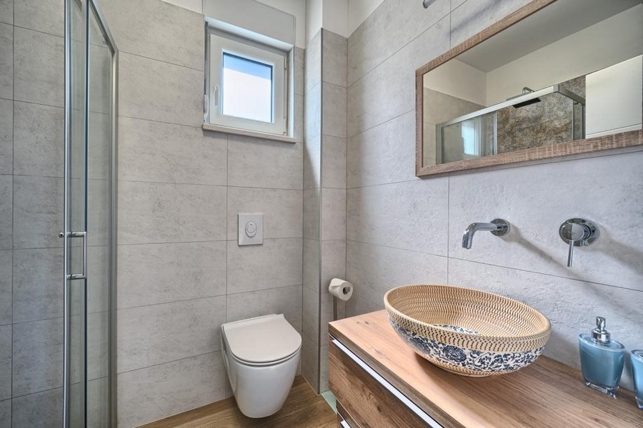 Moderná kúpeľňa so sprchovacím kútom, WC a oknom