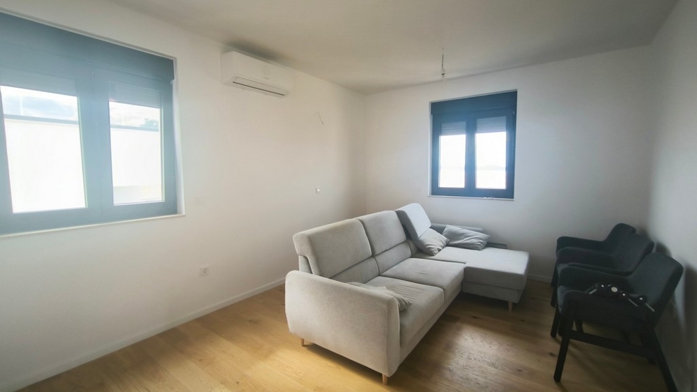 Svetlá obývacia izba s pohovkou a klimatizáciou