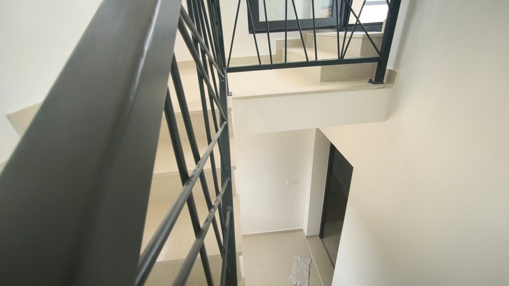 Schodisko s kovovým zábradlím