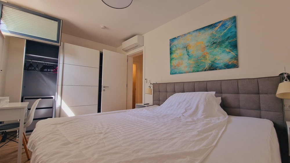 Spálňa s manželskou posteľou a vstavanou skriňou