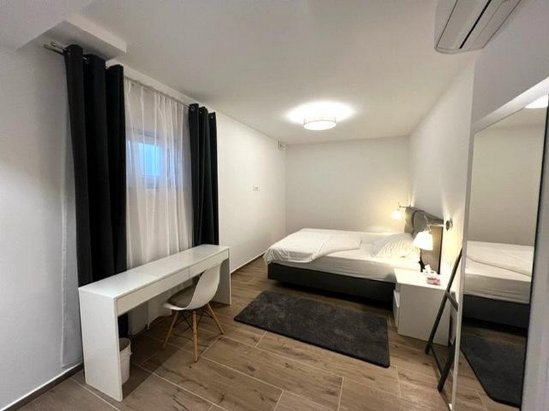 Veľká spálňa s manželskou posteľou a písacím stolom