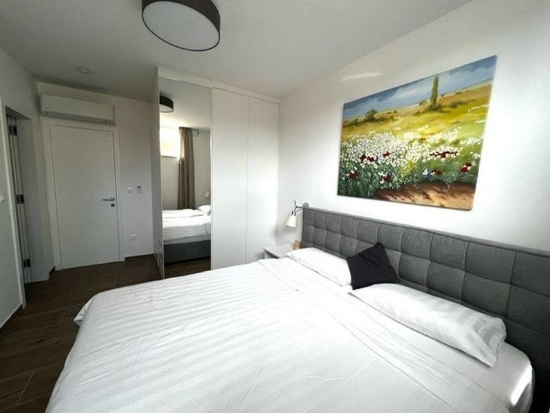 Spálňa s manželskou posteľou a šatníkovou skriňou