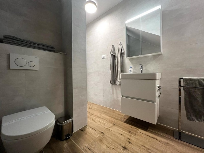 Moderná kúpeľňa s umývadlom a WC