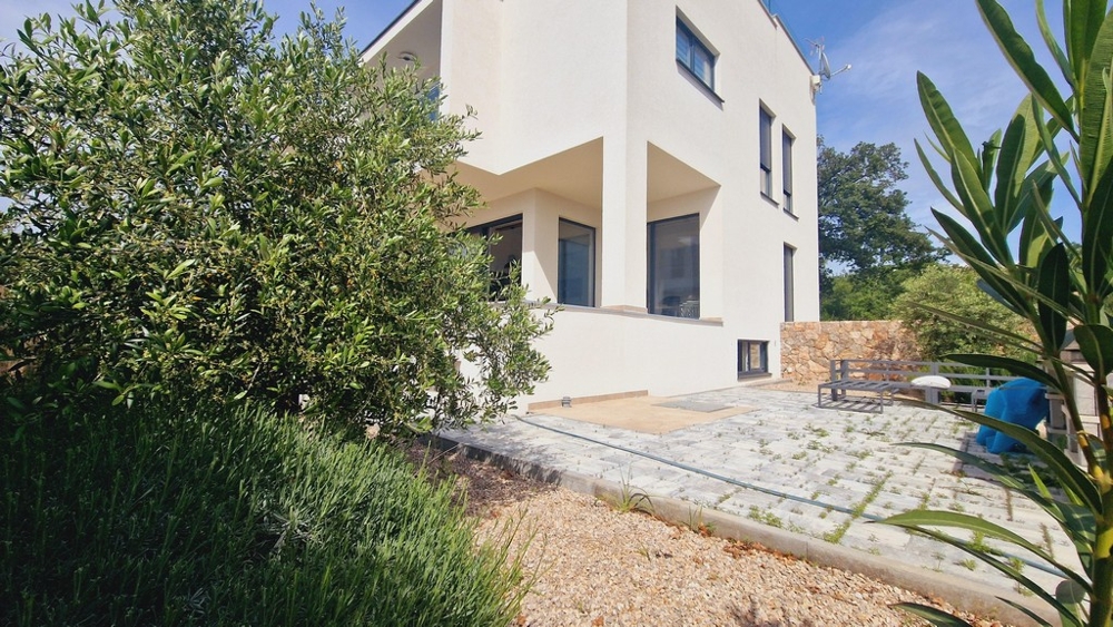 Záhrada pozemku A3723 na ostrove Krk - Njivice, Chorvátsko.