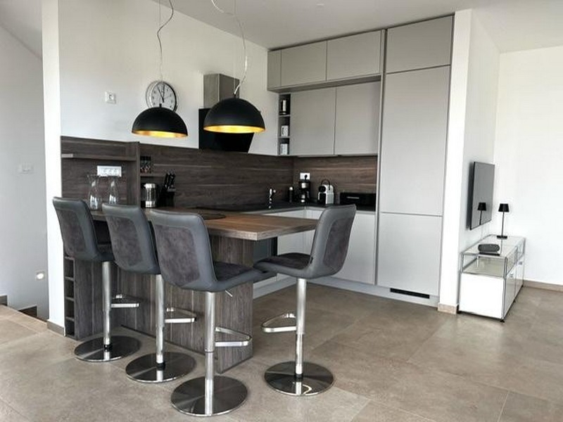 Moderne zariadená kuchyňa s barovým pultom a stoličkami