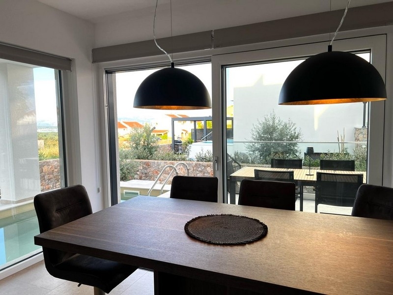 Jedálenský kút so stolom a výhľadom na terasu