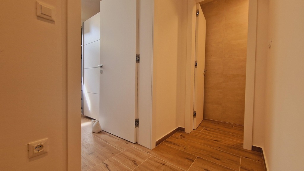 Chodba s dverami do spálne a kúpeľne