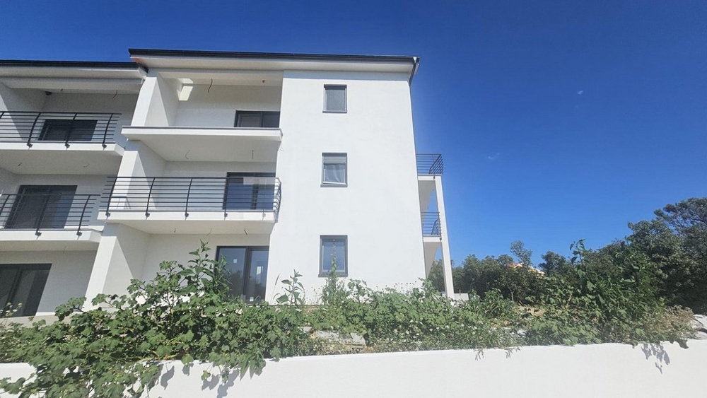 Pohľad na novostavbu, v ktorej sa nachádza apartmán A3725 na Krku.