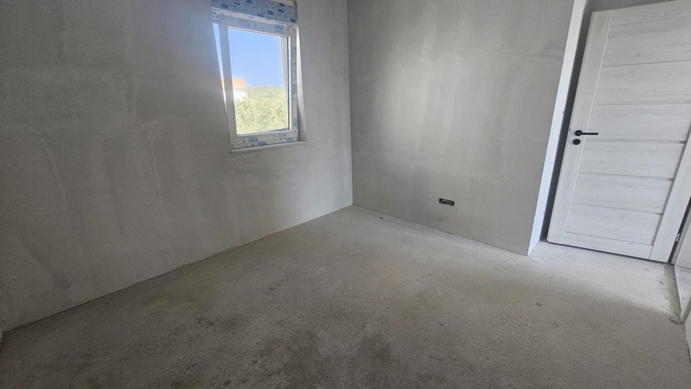 Nedokončená izba s oknom a dverami v novom apartmáne Krk