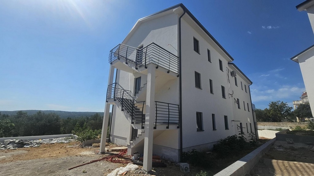 Zadná časť novej budovy s vonkajšími schodmi a okolím v Soline