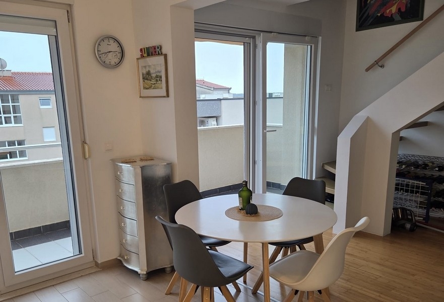 Jedálenský kút s okrúhlym stolom a prístupom na balkón