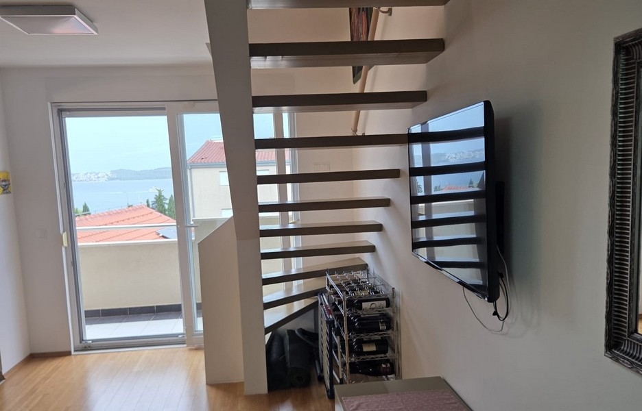 Otvorený koncept bývania so schodmi a výhľadom na more