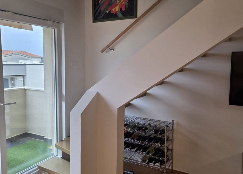 Schodisko so sklenenými dverami a prístupom na balkón