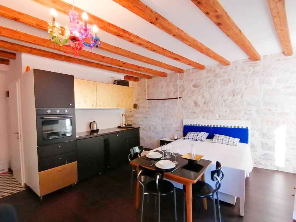 Izba je komfortne zariadená.