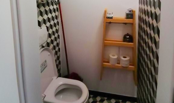 WC v malej kúpeľni.