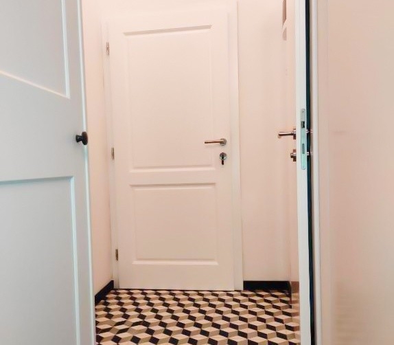 Chodba starého mestského bytu A3729 v Rovinji na Istrii.