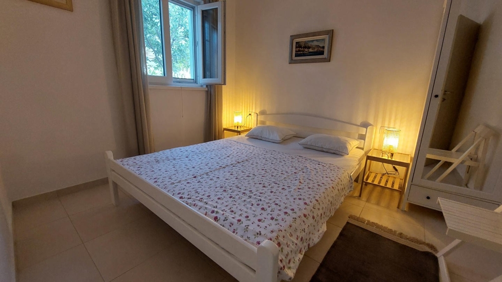 Spálňa s manželskou posteľou a oknom