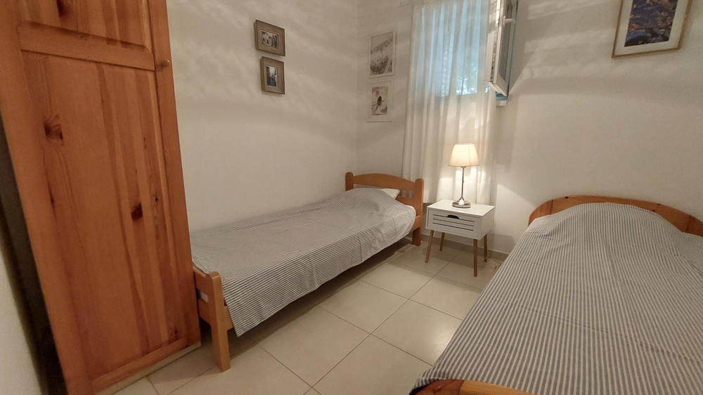 Druhá spálňa s dvomi samostatnými lôžkami a šatníkovou skriňou