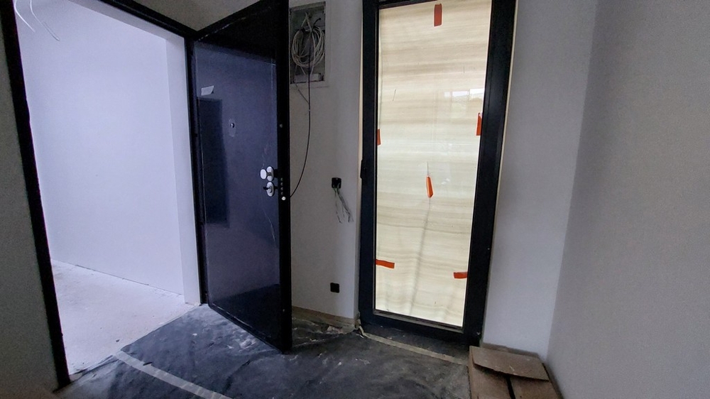 Vstupný priestor s bezpečnostnými dverami.