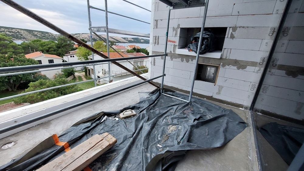 Pohľad na balkón s grilom