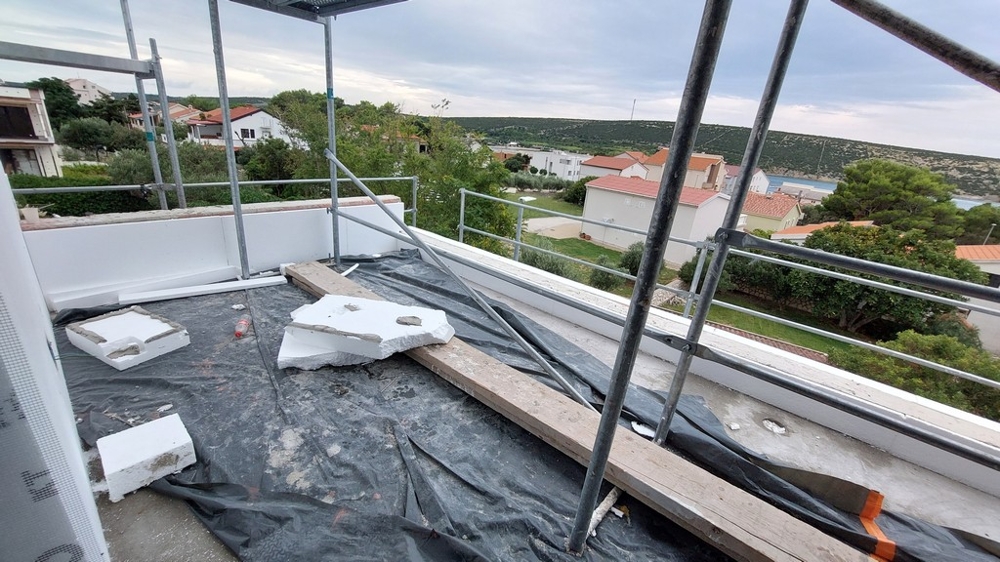 Terasa s výhľadom na more a krajinu.