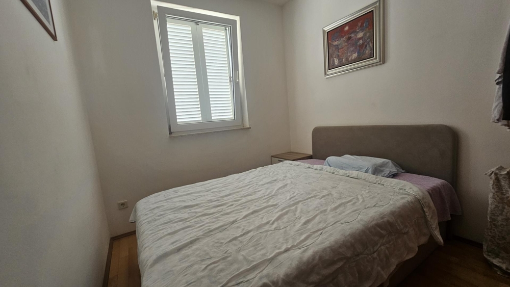 Spálňa s manželskou posteľou a oknom