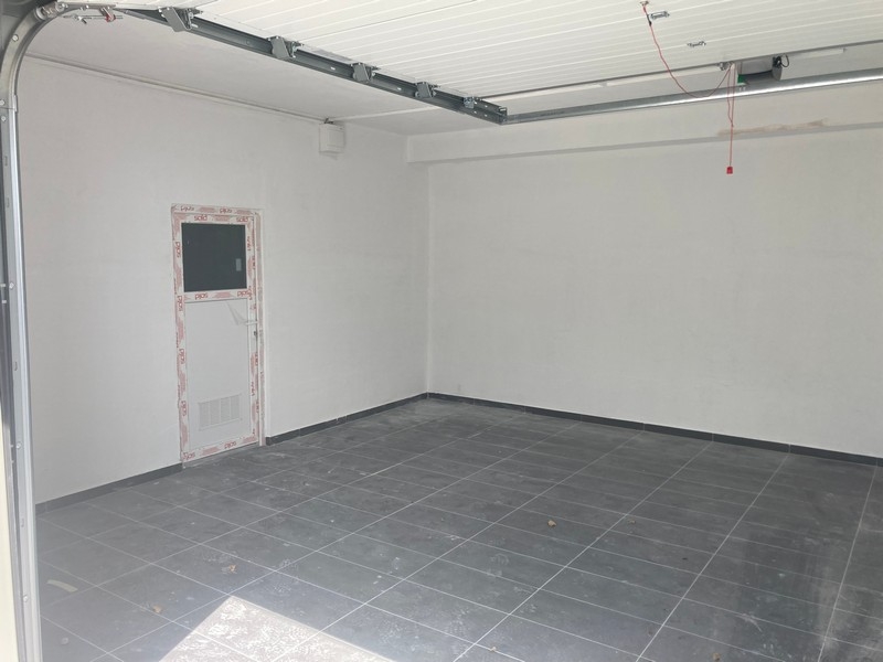 Garáž s dlažbou a bočnými dverami