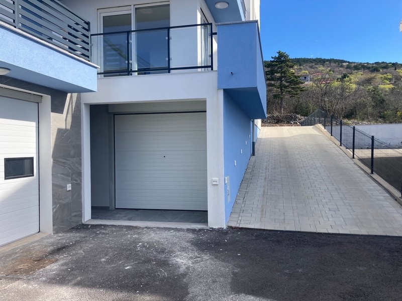 Vchod s garážou a vstupom do novostavby