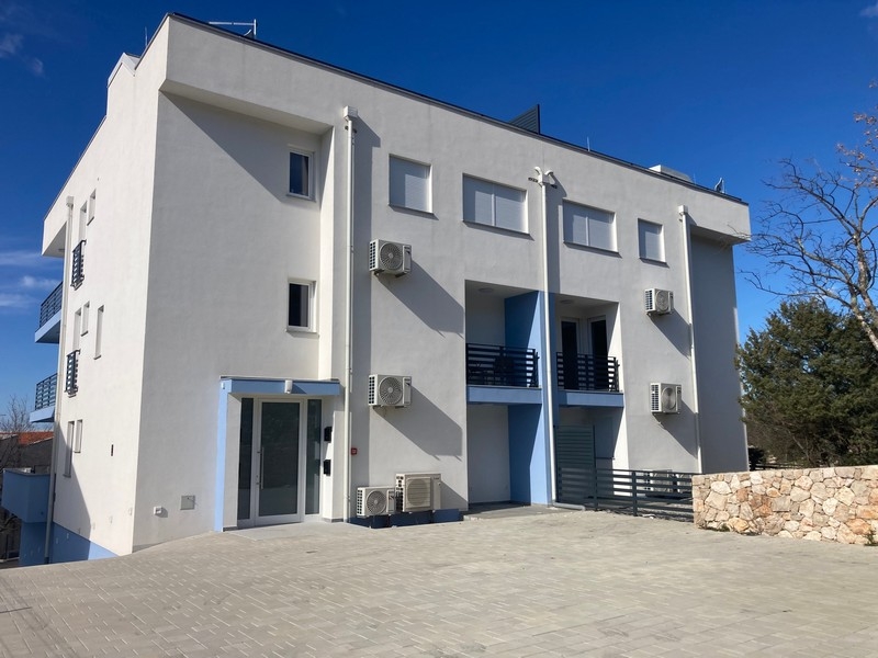 Pohľad spredu na modernú obytnú budovu s balkónmi