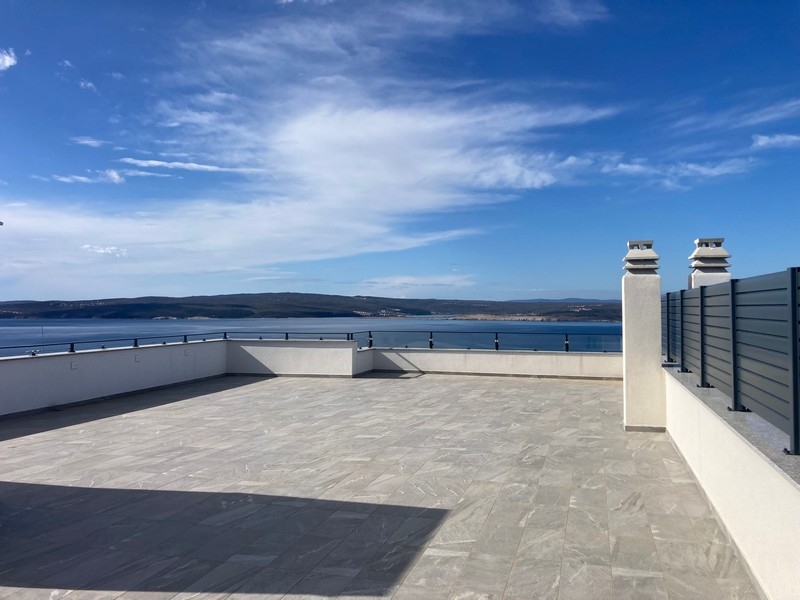 Strešná terasa s panoramatickým výhľadom na more počas dňa