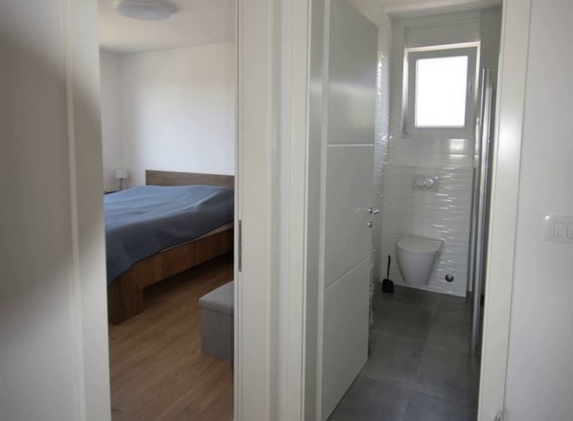 Kúpeľňa s oknom vedľa spálne