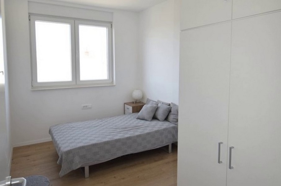 Druhá spálňa s posteľou a šatníkom