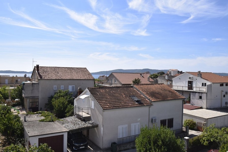 Výhľad z bytu na susedné domy a more