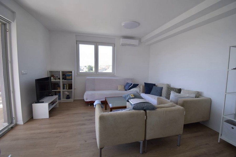 Obývacia izba s posedením, TV a oknom