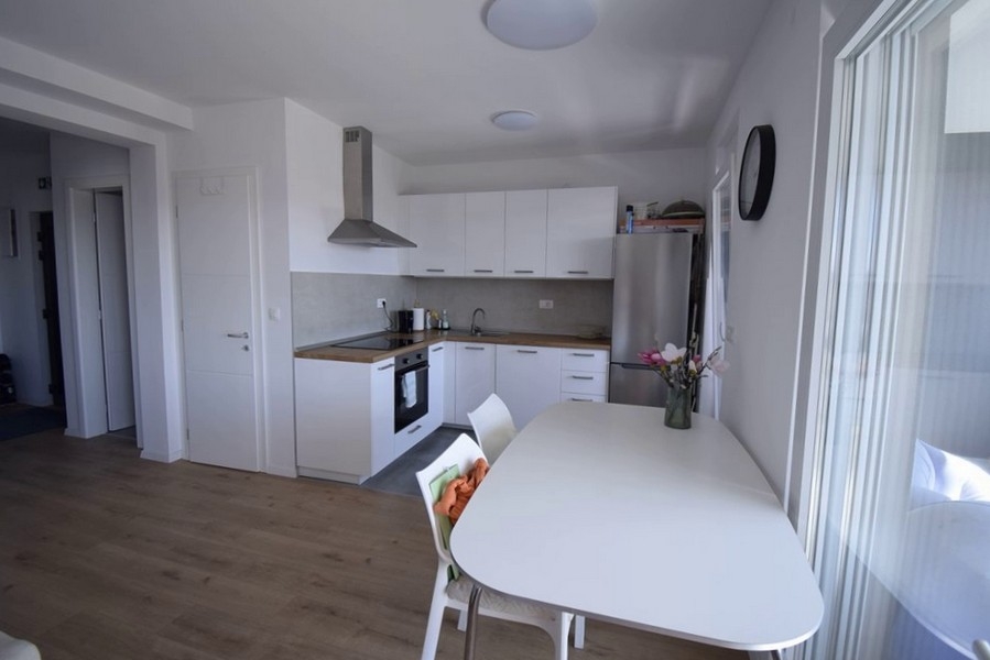 Kuchyňa s jedálenským kútom a vstupom na balkón