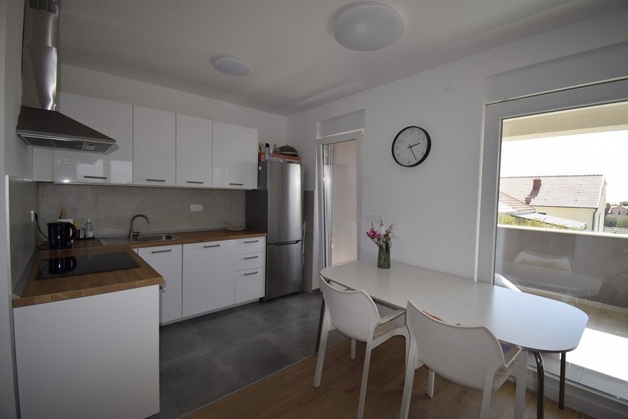 Predsieň s nástenným zrkadlom a vstupom do izieb