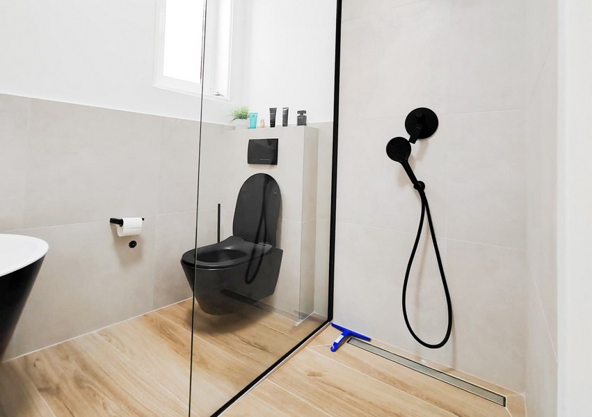 Kúpeľňa s čiernym WC.