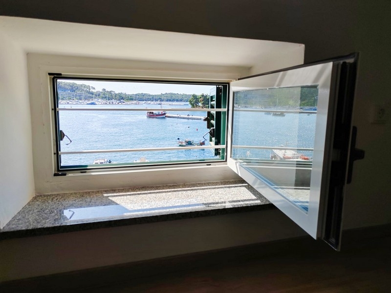 Okno v podkroví s výhľadom na more