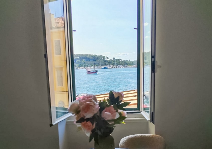 Pohľad z okna na more a lode