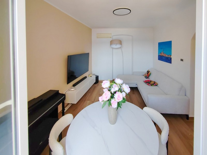 Svetlá obývacia izba s pohovkou a jedálenským stolom