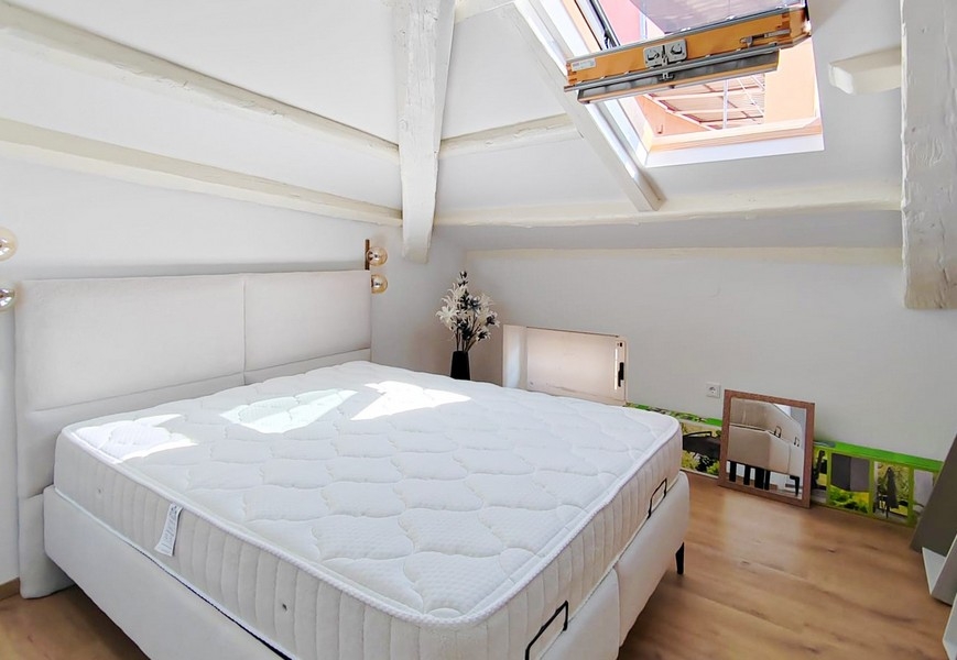 Spálňa v podkroví s manželskou posteľou a strešným oknom