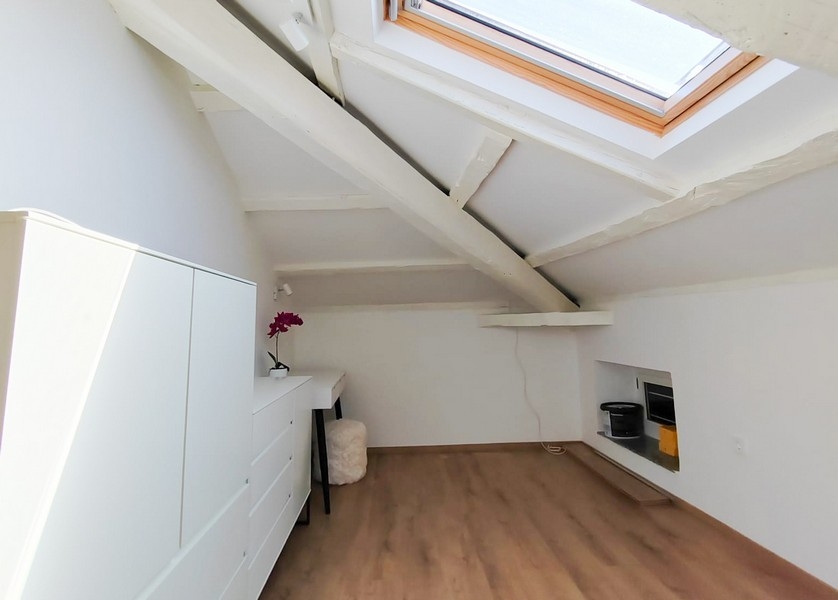 Svetlá podkrovná izba so strešným oknom