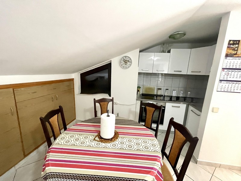 Jedálenský kút so stolom a stoličkami vedľa kuchyne