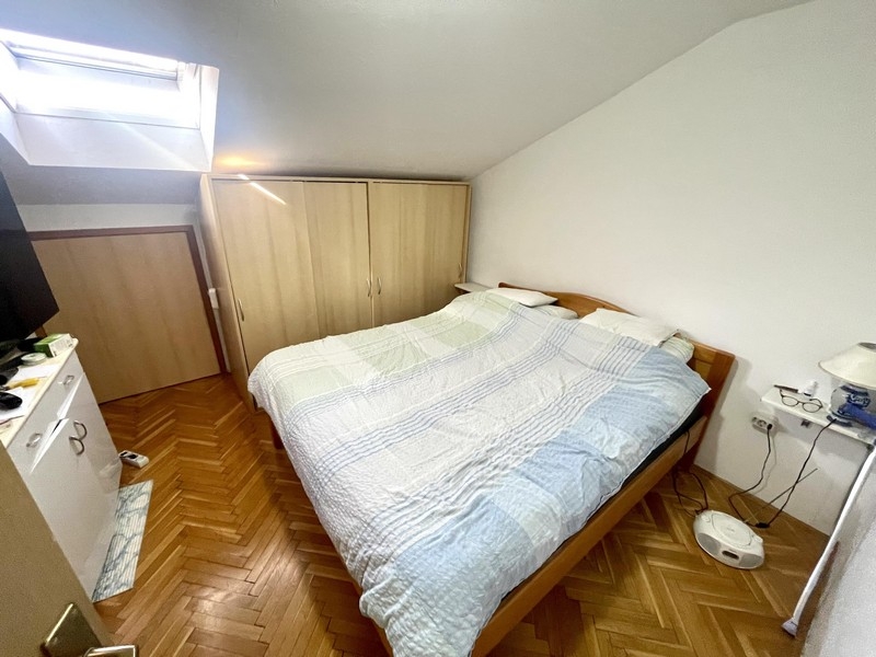 Spálňa s manželskou posteľou a šatníkovou skriňou