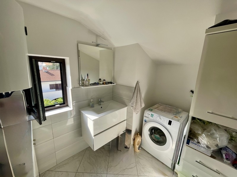 Kúpeľňa s práčkou a oknom