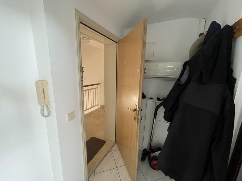 Vstupná časť bytu s otvorenými dverami